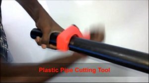 Plastic pipe cutting tool