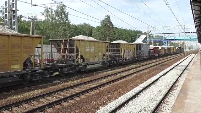 Тепловоз 2М62У-0042 (ТЧЭ-2) с вагонами-дозаторами.