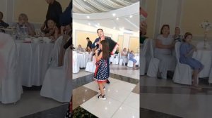 Девочка поет песню на свадьбе у своего брата