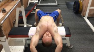 Пуловер с гантелью лежа для тренировки внутренней части груди и широчайших мышц спины