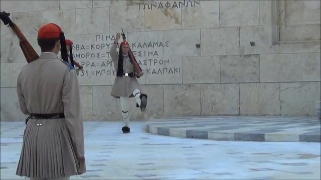 Развод караула в Афинах возле греческого парламента