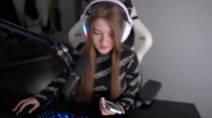 гаечка показывает свое нижнее белье строго))