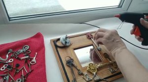 Подарок - ключи всегда на месте. Винтики, гаечки, болты- все в дело.