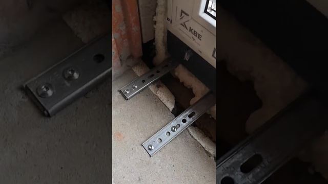 Монтаж окна КВЕ 76 в зону утеплителя с помощью кронштейна EL-анкер (U-профиль)