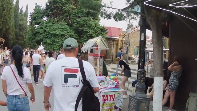 Судак вечером. Крым 2022 Много людей, но терпимо. Парк аттракционов. Вид на бухту с колеса обозрени смотреть онлайн