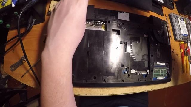 как разобрать ноутбук samsung NP300V5A. (disassemble Samsung NP300V5A) смотреть онлайн