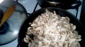 Мясо с грибами в сметано-сливочном соусе