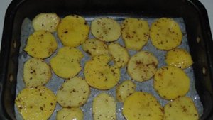 Хек запеченный в сметане с картофелем