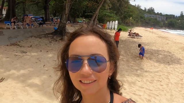 Обзор пляжа Surin Beach Пхукет 2022. Белый песок и сильные волны. Море еды на пляже.