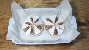 Сыр камамбер запечённый с медом и орехами