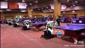 Тренировка китайских спортсменов по настольному теннису