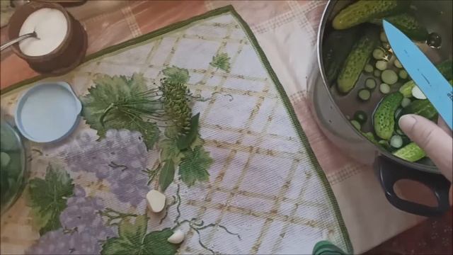Квашеные огурцы как (бочковые) ,холодным способом в банке. смотреть онлайн