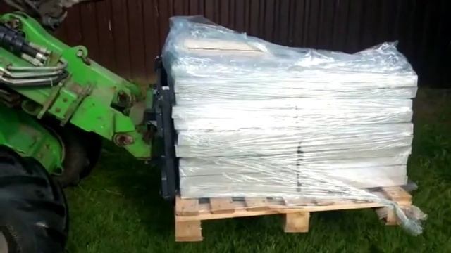 Мини-погрузчик Avant. Работа паллетными вилами. Обустройство мангальной зоны смотреть онлайн