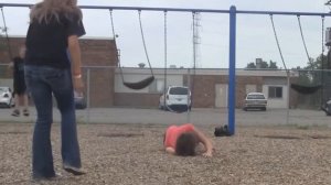 девушка падает с качелей