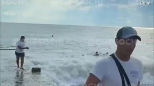 В Сочи смыло человека