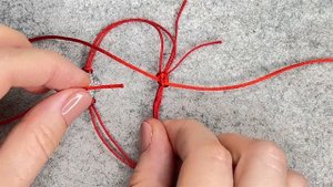 Плетём браслет на красной нити на удачу? | Мастер класс | Своими руками | DIY | Tanissa Hobby