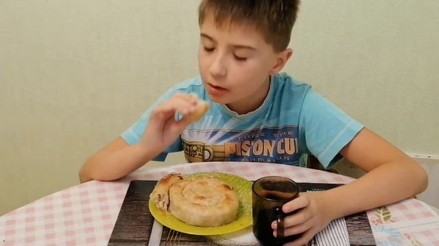 мукбанг. турецкий пирог Су-бёрек. смотреть онлайн