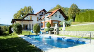 Недвижимость в Словении | Дом на вершине холма с бассейном, видом на долину реки Крка и спа курортом