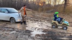 Дети и Машина. Машина застряла в грязи, Автобус её спасёт. Манкиту