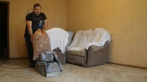 когда вашу мебель некуда деть.. Циклёвка паркета с диваном.