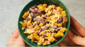 Вкусный и быстрый в приготовлении салат с красной фасолью, сухариками и копченой колбасой