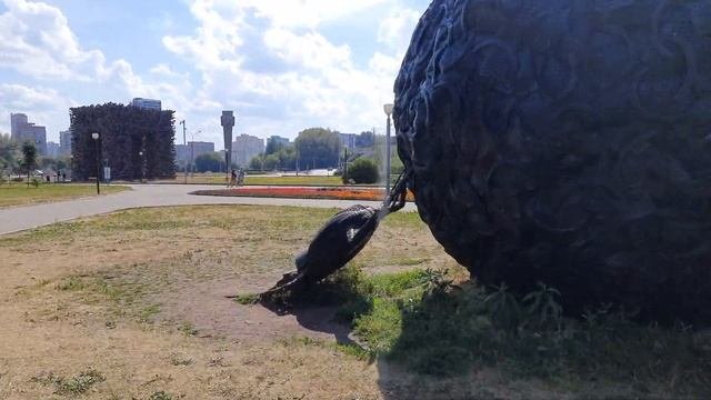 Сад имени 250-летия Перми (Парк камней) — сквер в Перми, Пермские ворота, Скарабей из покрышек