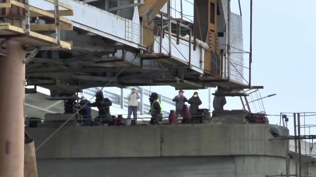 2017 год, октябрь. Тюмень. Демонтаж арки моста на Мельникайте.