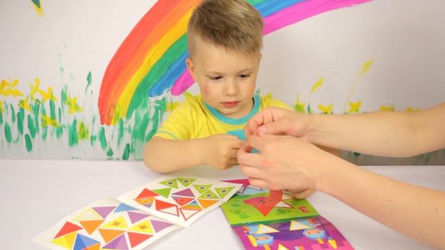 Развивающая книжка с наклейками. Учим цвета и геометрическую фигуру - треугольник. смотреть онлайн