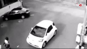 Суперсила. Женщина подняла автомобиль одной рукой. The woman lifted the car with one hand.