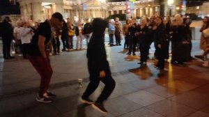 Танцор Майкл поблагодарил мальчика за танец и дал ему 100 рублей!)