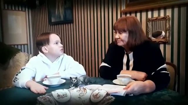 Дети читают стихи с известными актерами.