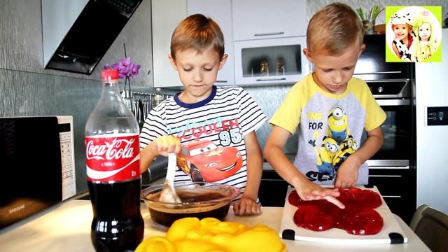 Делаем Друзей ЖЕЛЕЙНОМУ медведю ВАЛЕРЕ / КТО же ВКУСНЕЕ???
