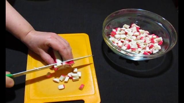 САМЫЙ БЫСТРЫЙ И ВКУСНЫЙ САЛАТИК С КРАБОВЫМИ ПАЛОЧКАМИ, ПОМИДОРАМИ И ПЛАВЛЕНЫМИ СЫРКАМИ! смотреть онлайн