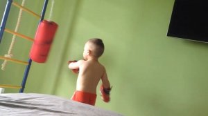 Детская боксерская груша, ребенок бьет по груше, бойтесь нас на улице)