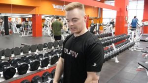 В центре: спорт. Тренировка со свободными весами