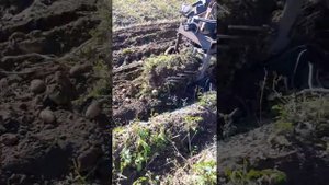 копалка вобролопата на гидроприводе в работе.