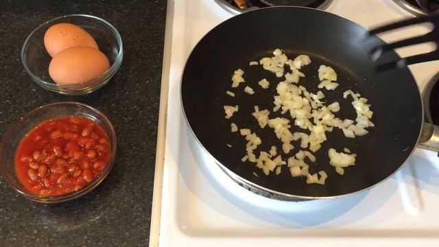 Сытный завтрак Шакшука с фасолью смотреть онлайн