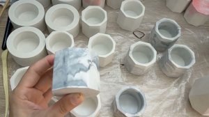 Покрываю лаком гипсовые формы для свечей