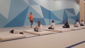 Детская акробатика. Тренировка, разбор ошибок и отработка фляка назад.