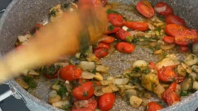 Макароны в сливочном соусе с томатами черри и зеленью .