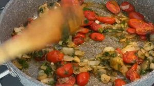 Макароны в сливочном соусе с томатами черри и зеленью .