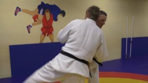 Провокация захвата за левое плечо и бросок через плечо (спину) вправо.