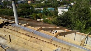После стяжки дома - замена крыши старого кирпичного дома