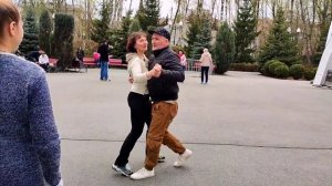ПІДМАНУЛА, ПІДВЕЛА! ТАНЦЫ В ПАРКЕ ? ХАРЬКОВ АПРЕЛЬ 2023 UKRAINE