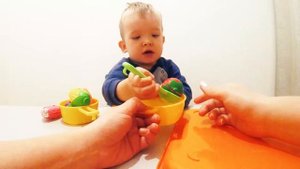 Варим суп из овощей, играем с детской посудой и овощами на липучках