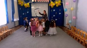 "Танец ручейков"  Евтодьевой Аллы /вход средней группы на праздник /