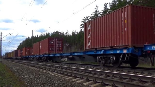 Двухцветные секции одного электровоза ВЛ10К-1679 с контейнерным грузовым поездом смотреть онлайн