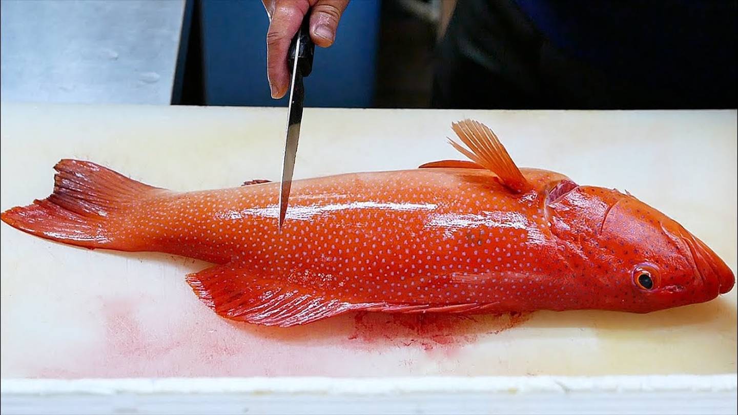 Красный окунь, приготовленная на пару рыба, сашими из морепродуктов Окинавы, Япония.