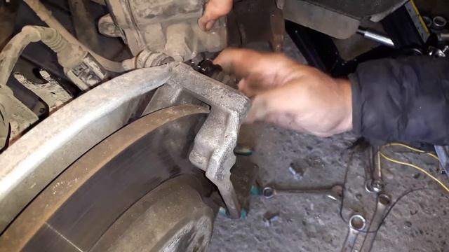 электро ручник замена задних колодок на ауди А4 без компьютера сканера и автосервиса