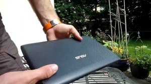 Asus Eee PC R101 Unboxing Outdoors